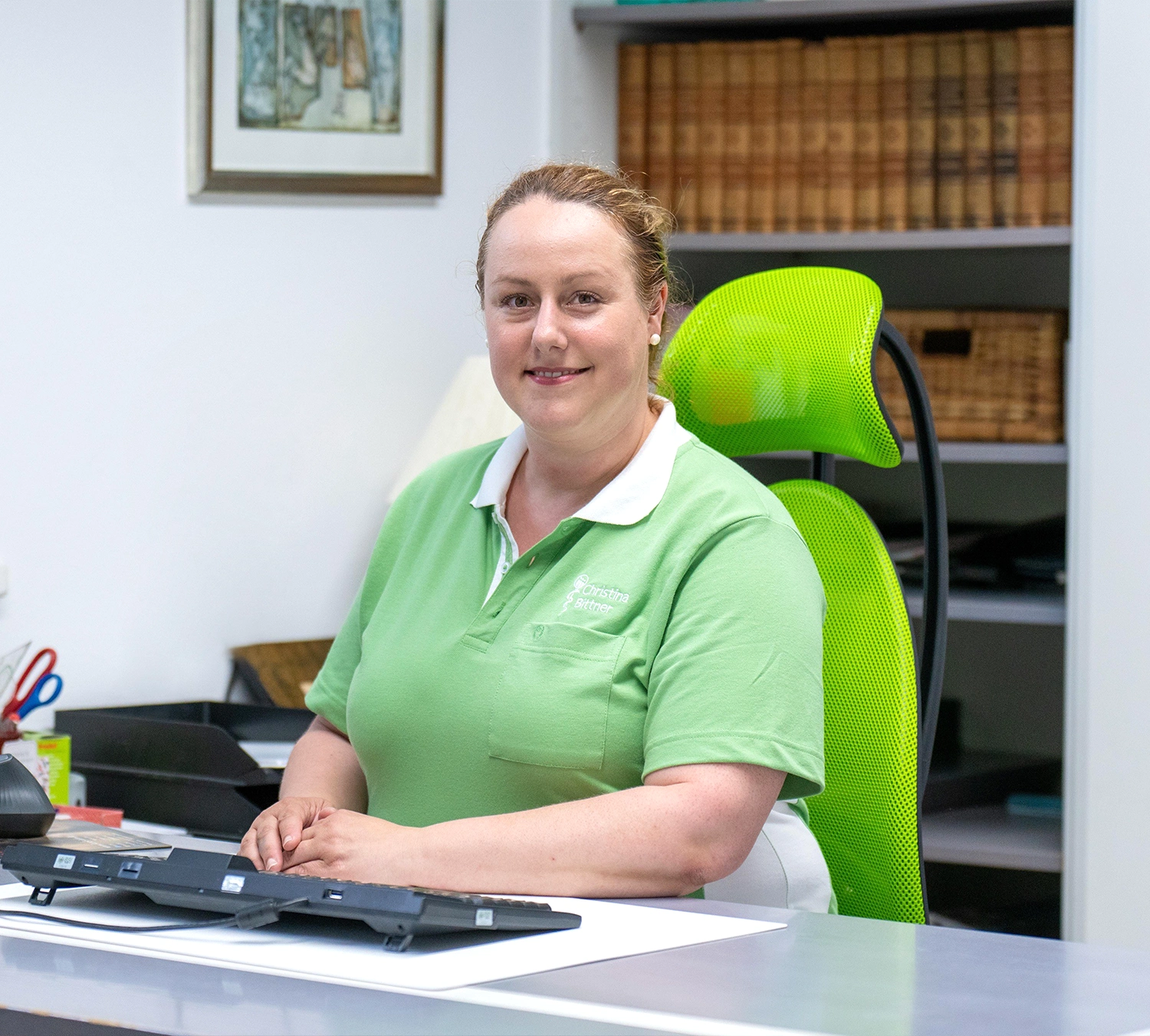 Hausärztin Christina Bittner am Schreibtisch