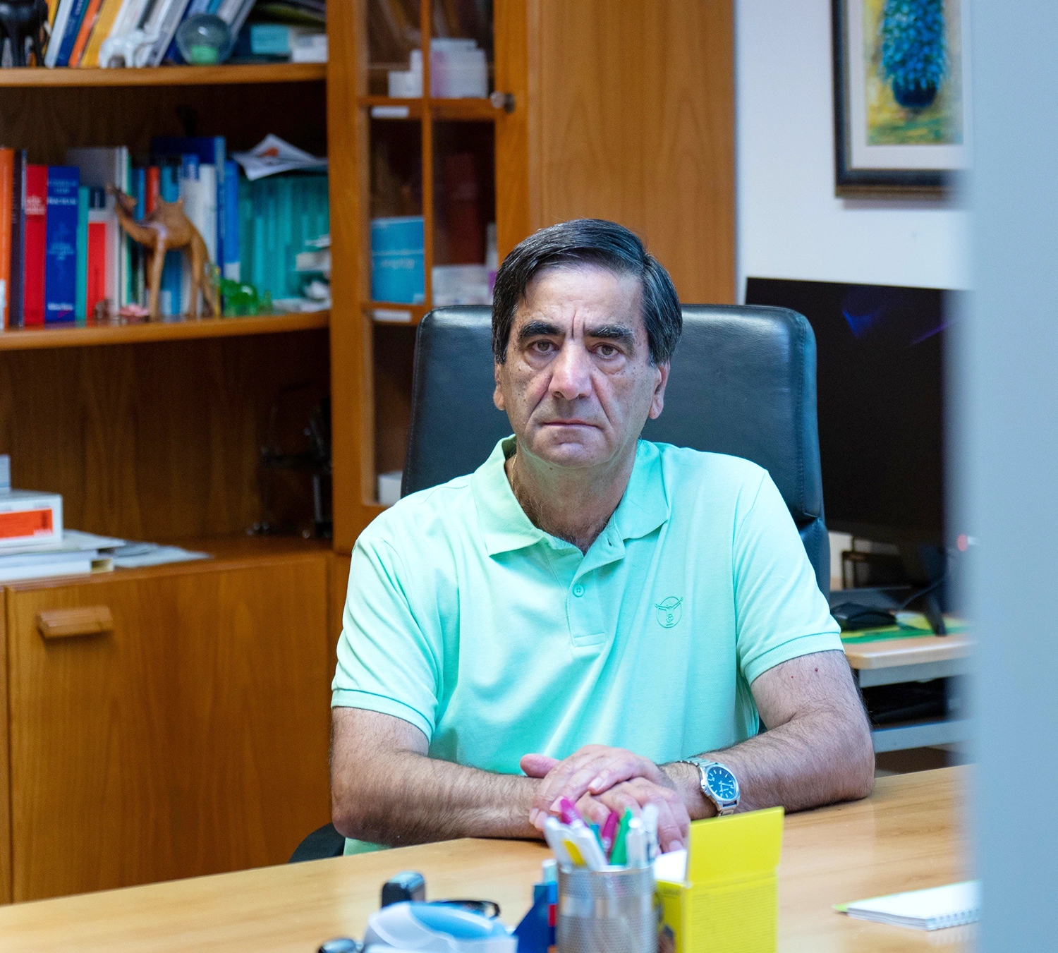 Hausarzt Khalil Najjar am Schreibtisch